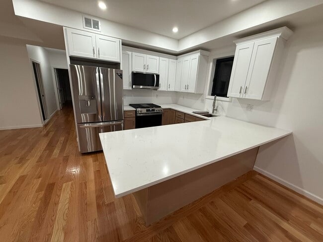 Building Photo - 23 E 44th St