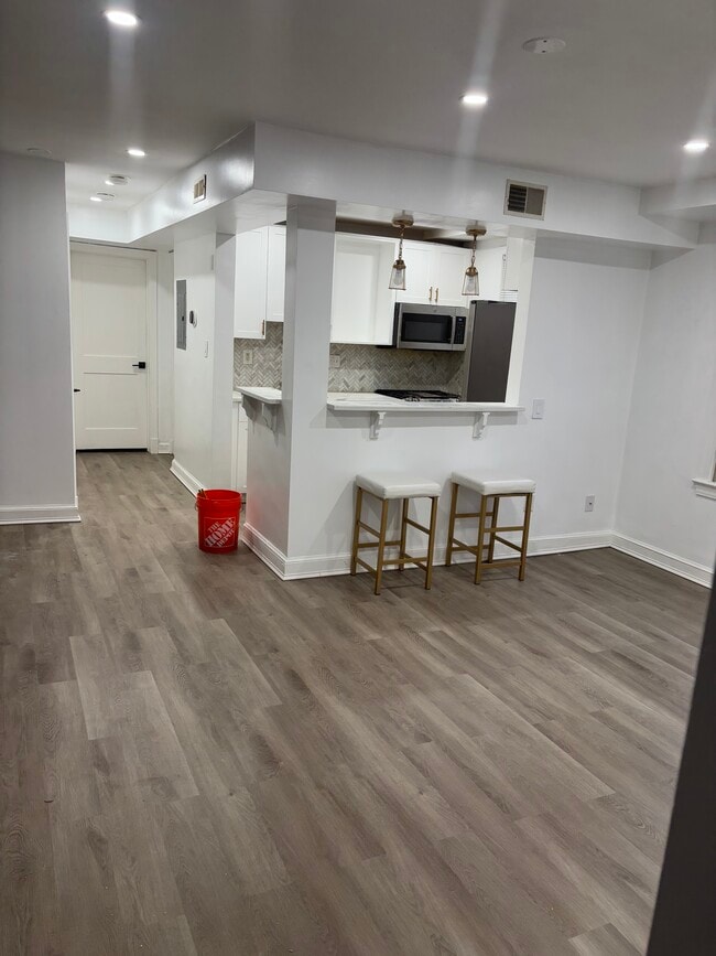 Building Photo - 4411 1st Pl NE