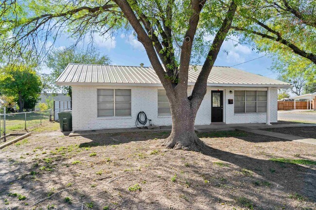 Foto del edificio - 1301 E 2nd St