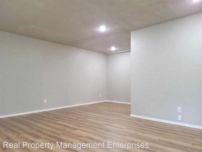 Foto del edificio - 1 br, 1 bath House - 6708 N Meridian Ave #D