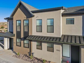 Building Photo - 1094 W Albertine Ln
