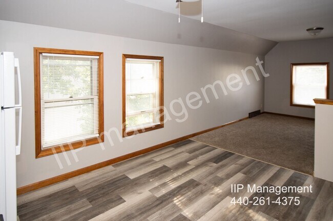 Building Photo - Charming Colonial-Style 2 Bed, 1 Bath Unit...