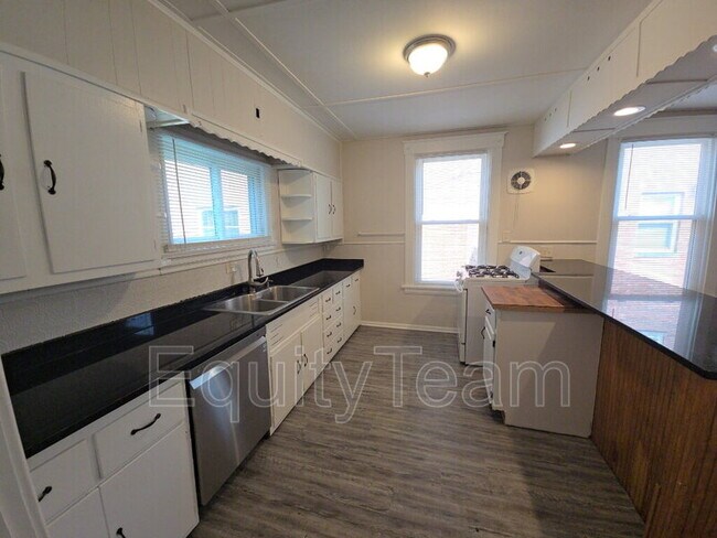 Foto del edificio - 1716 Cedar Ave