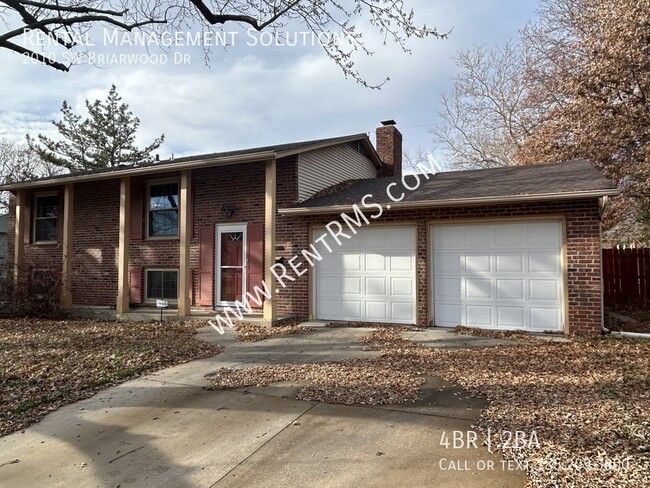 Building Photo - 2010 SW Briarwood Dr. - 4 BED/2 BATH