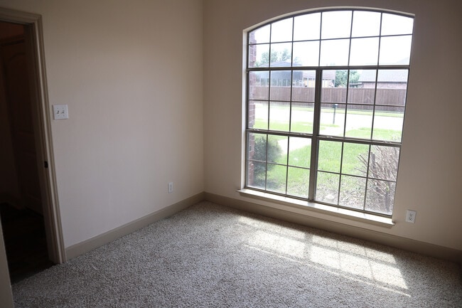 Building Photo - 1705 Hickory Dr