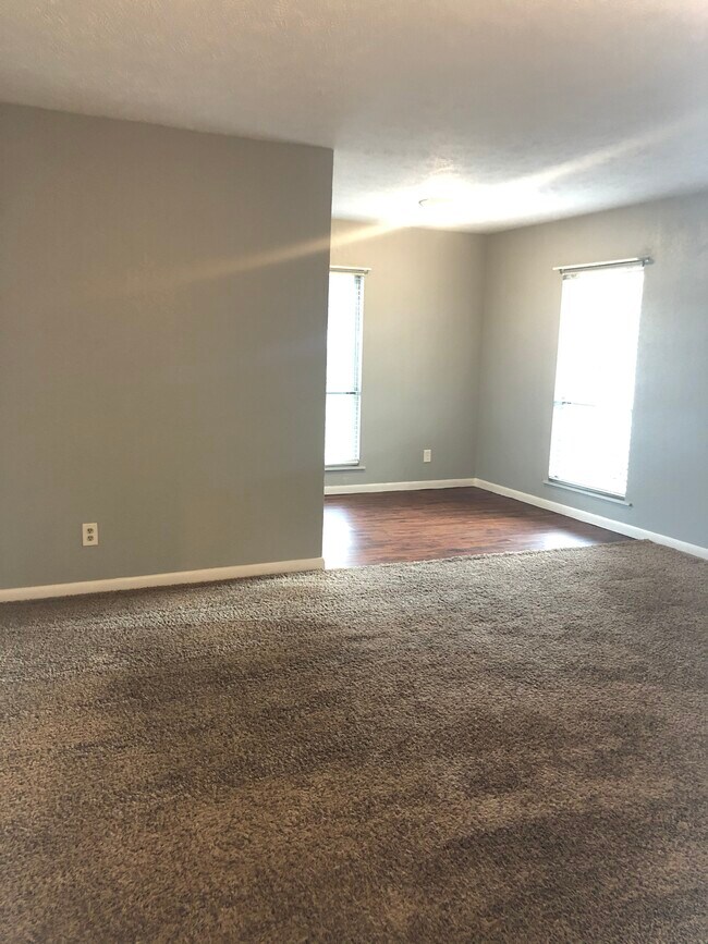 Building Photo - 400 Maple St