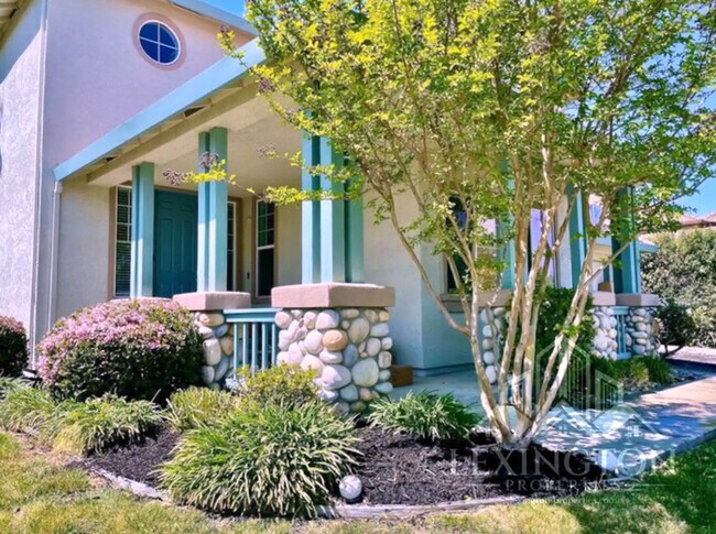 Foto del edificio - Stunning, 5BD/3BA Home, in West Sacramento with a Pool and BBQ!