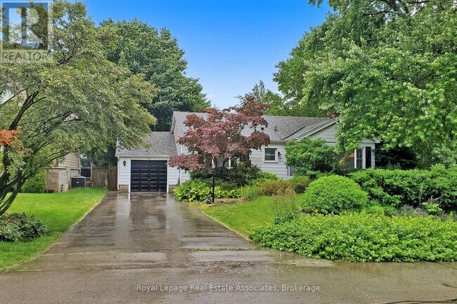 Building Photo - 925 Kingsway Dr