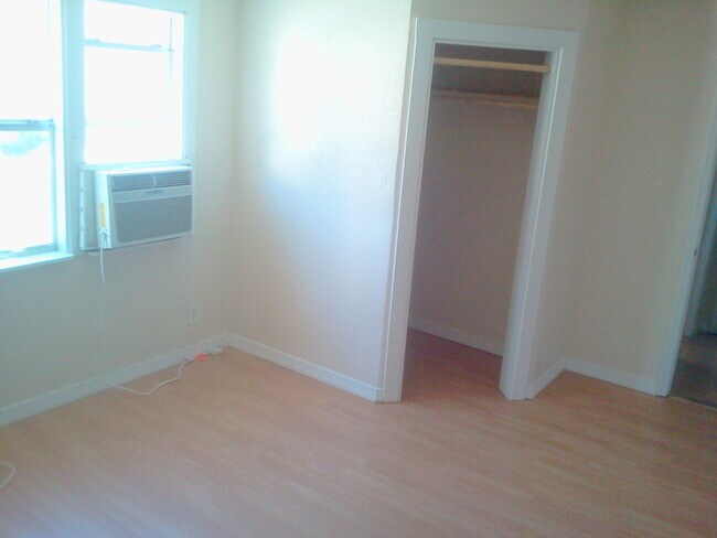 Building Photo - SPACIOUS 3BR/2BA Home with Laminate Wood F...