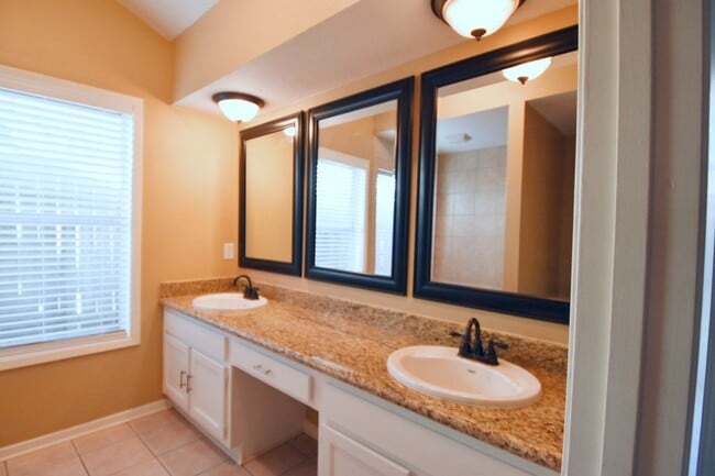 Foto del edificio - 18402 Hazycrest Dr