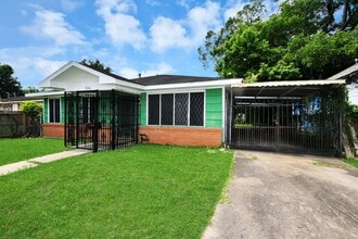 Building Photo - 3214 Tuam St
