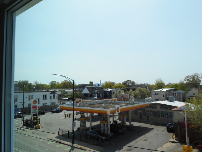 Building Photo - 3012 W Belmont Ave