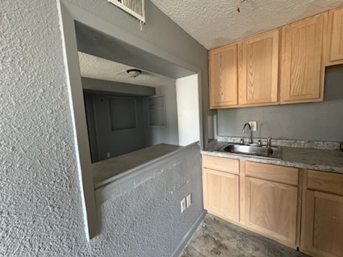 Building Photo - Blue Lotus (4108 Cuming St)