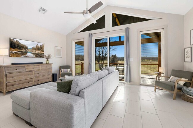 Foto del edificio - 305 Rivercrest Ln