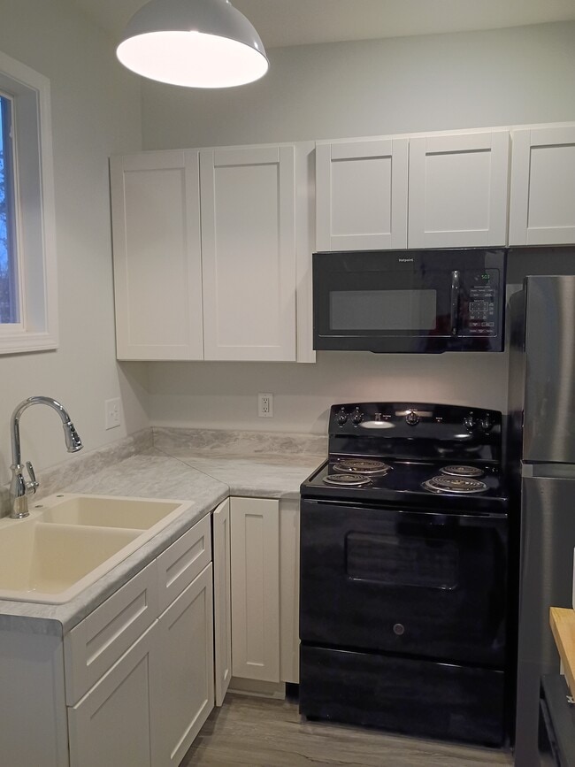 Building Photo - 121 Rose Lk Dr