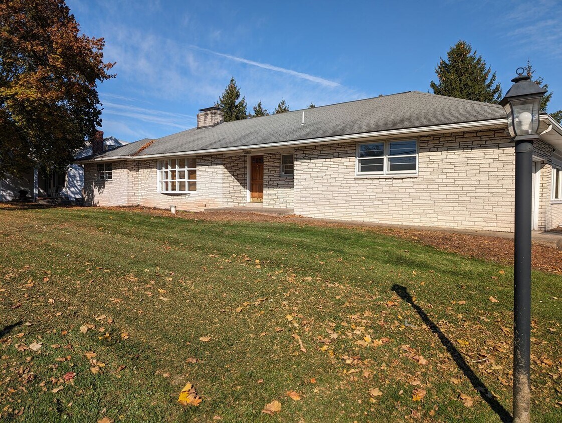 Primary Photo - Beautiful Spacious 2 Bedroom 1.5 Bathroom ...