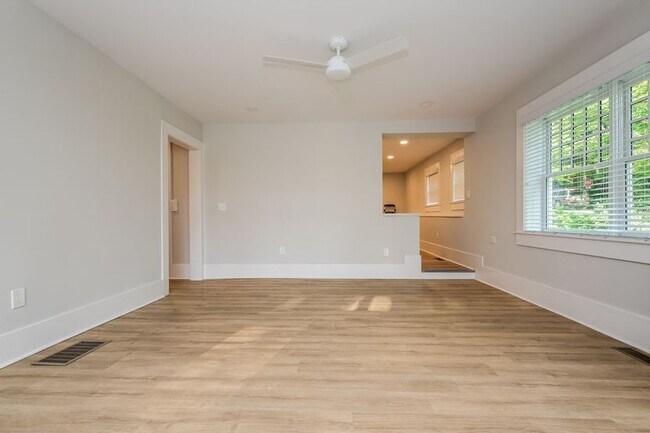 Building Photo - 616 Linwood Ave NE