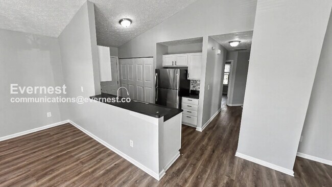 Foto del edificio - 4 Bed, 2.5 Bath Home with Fenced Yard & Garage / Pet-Friendly / Available Now!