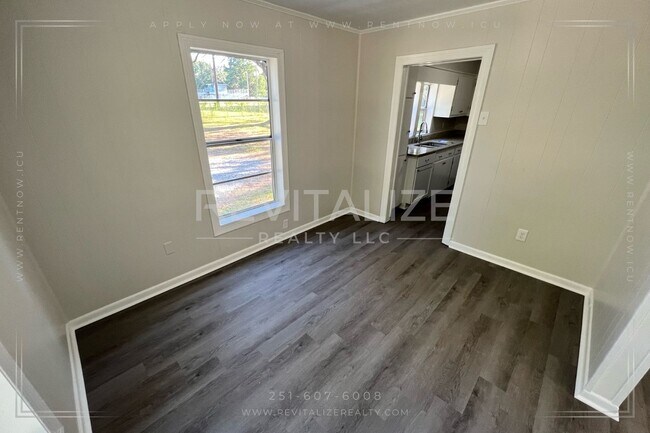 Building Photo - Beautiful Renovated 3 Bedroom 1 Bathroom h...