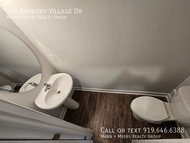 Foto del edificio - 142 Gregory Vlg Dr