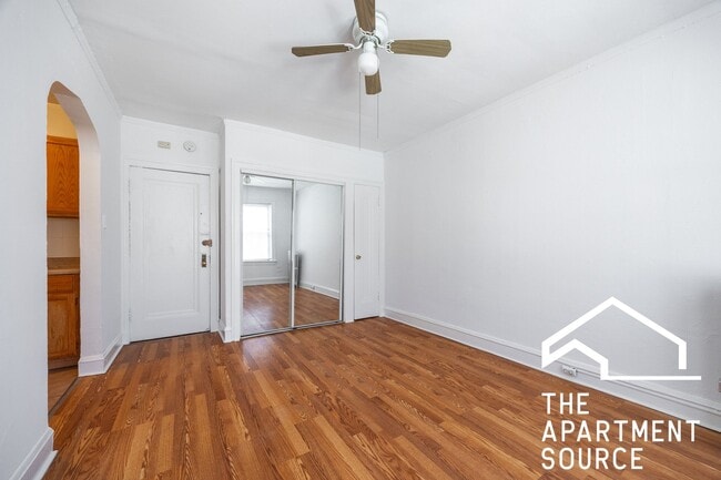 Building Photo - 1135 W Lunt Ave