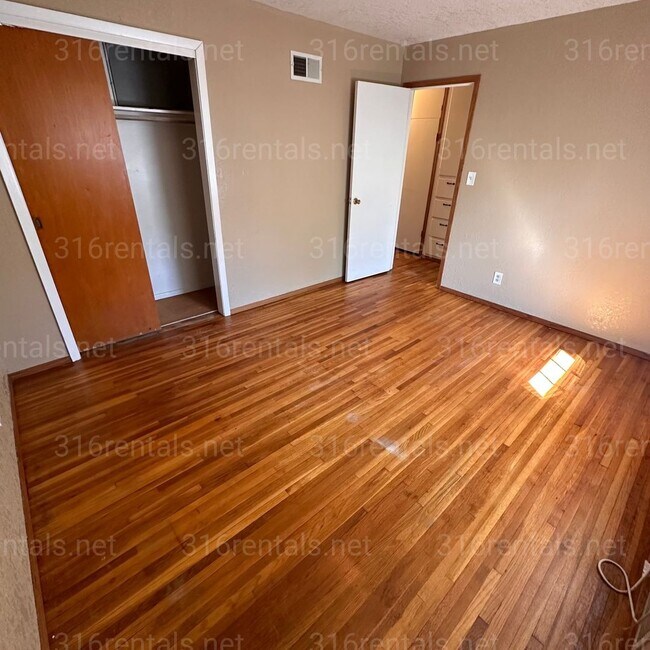 Building Photo - $550-  1 bedroom / 1 bathroom - Apartment