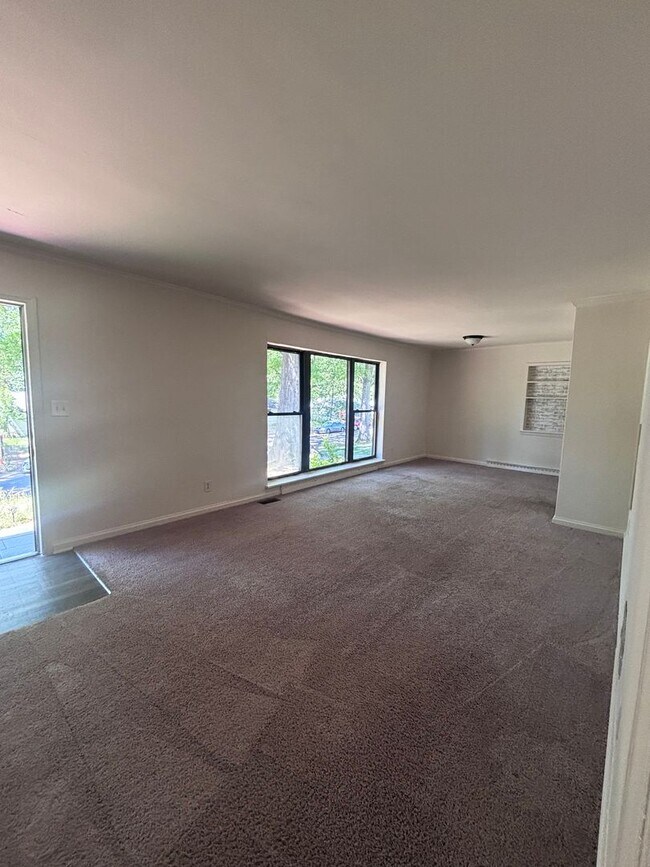Building Photo - Great 3 bedroom home available in East Charlotte