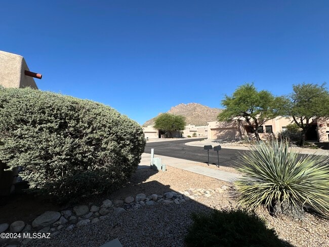 Foto del edificio - 8435 N Hanks Pl