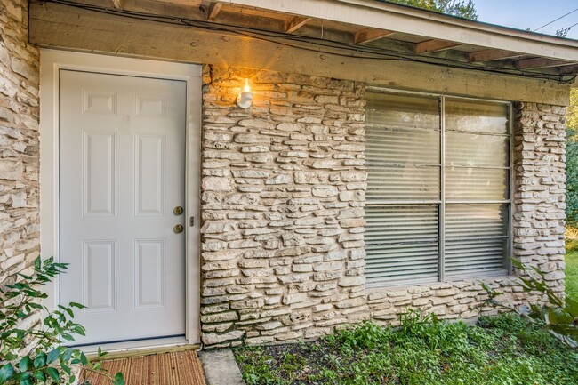 Building Photo - 607 Thrush Ave