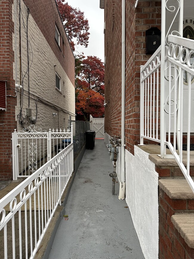 Building Photo - 3470 Kingsland Ave