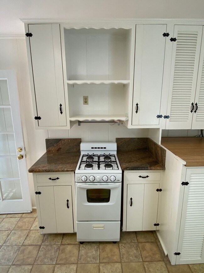 Building Photo - Charming 2BR-1BA Home with Beautiful Backy...