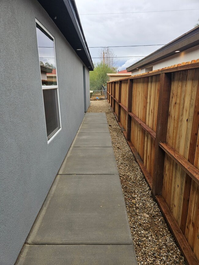 Building Photo - Brand New 3/2 bath home in central Bullhea...