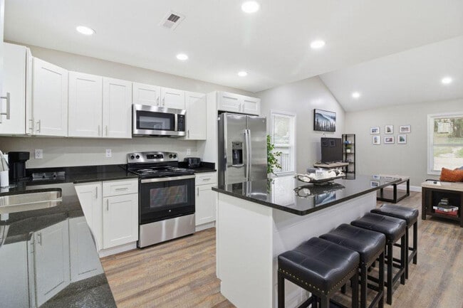 Building Photo - 810 Carson St