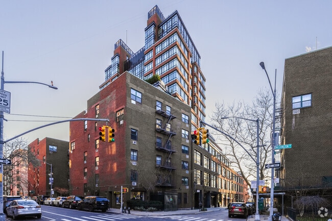 Building Photo - 303 W 10th St