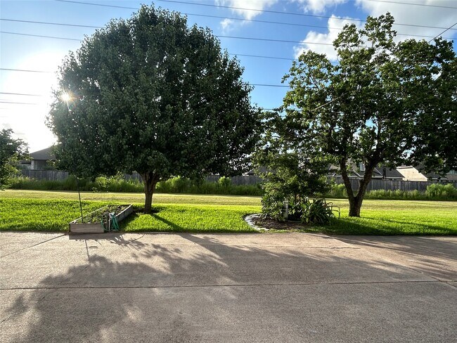 Foto del edificio - 2456 Country Club Dr