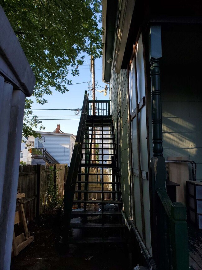 Building Photo - 377 Lake Ave