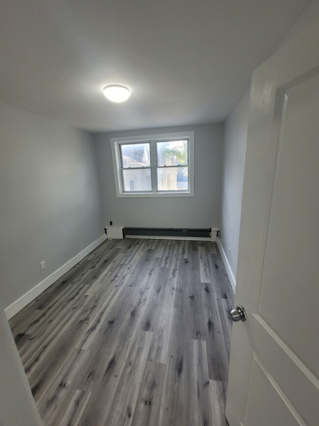 Building Photo - 570 Ellice Ave