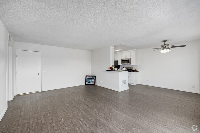1BR, 1BA - 800SF - Living Room - Ridgegate Apartments