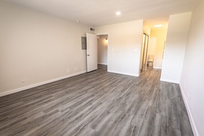 Interior Photo - 1635 North Martel Avenue