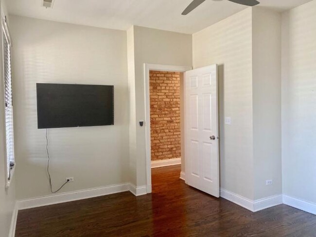 Building Photo - 2 bedroom in CHICAGO IL 60660