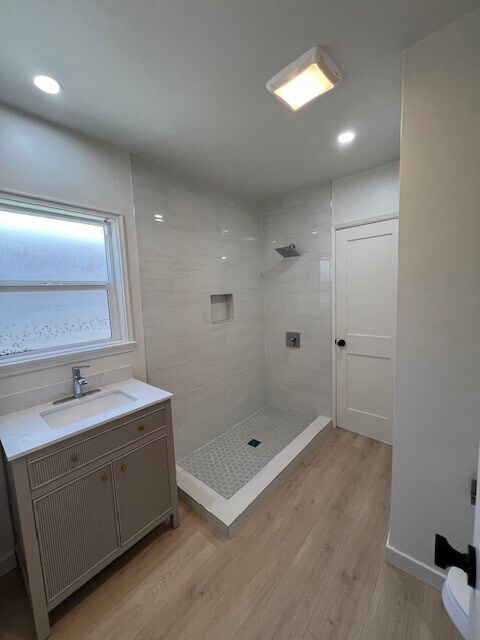 Bathroom - 418 N Glenwood Plz