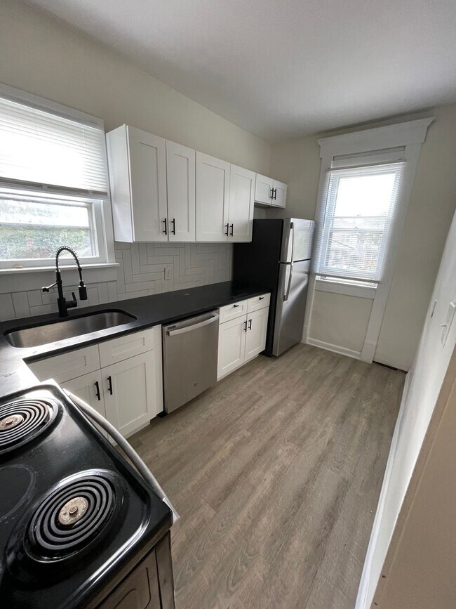 Building Photo - 299.5 Reinhard Ave