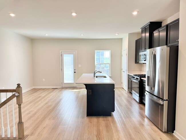 Building Photo - MINUTES TO DOWNTOWN FREDERICKBURG AND VRE ...