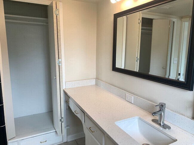 Foto del edificio - One Bedroom in Jefferson Park