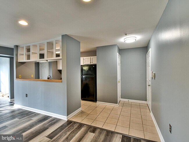 Building Photo - 9800 Lake Point Ct