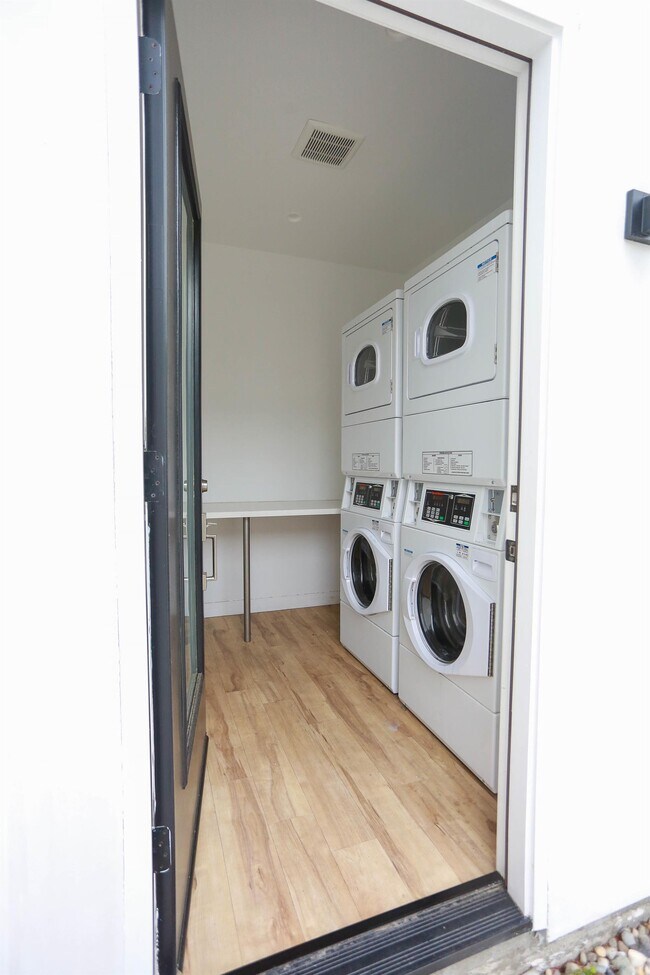 Foto del edificio - 1731 Esplanade Rd