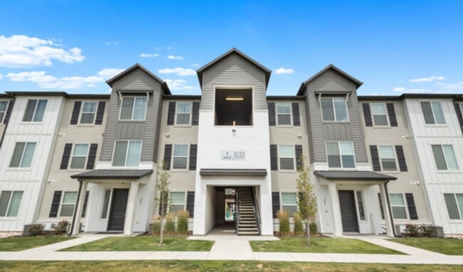 Building Photo - Amenity-Rich Top-Floor Condo in Lehi