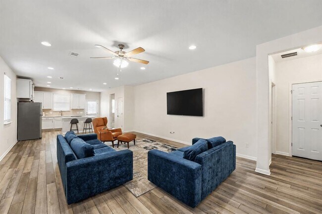 Building Photo - 12104 Tolson Dr