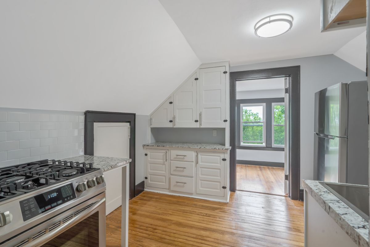 Building Photo - 944 Bellevue Ave