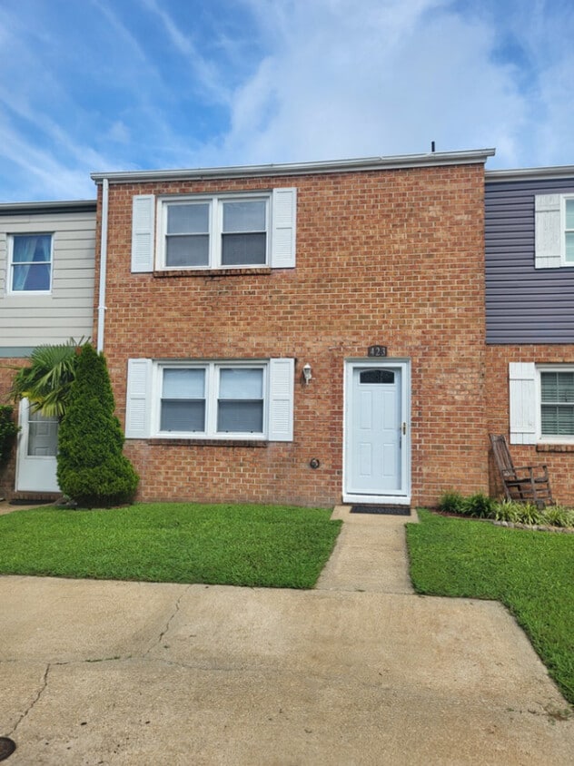 Primary Photo - 423 Burr Oak Ct
